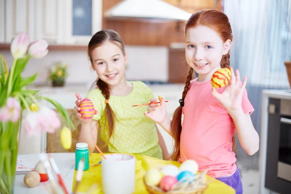 Girls with painted Easter eggs — Stock Photo, Image