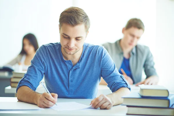 Estudiantes durante el examen escrito — Foto de Stock