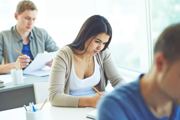 Estudante bonito trabalho — Fotografia de Stock