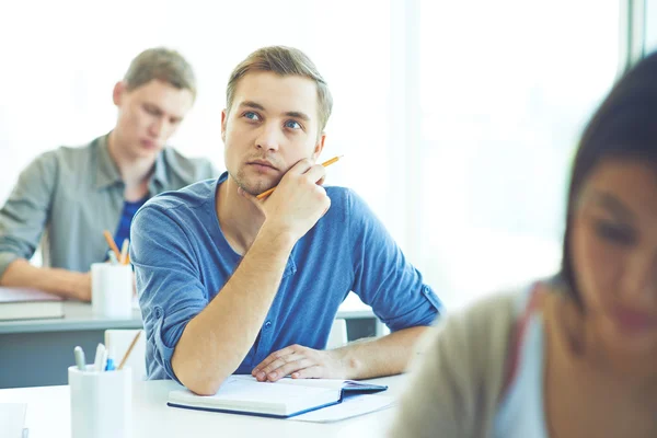 Intelligente studente pensiero — Foto Stock