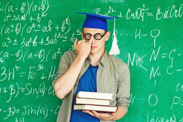 Хлопець в окулярах і випускний капелюх — стокове фото