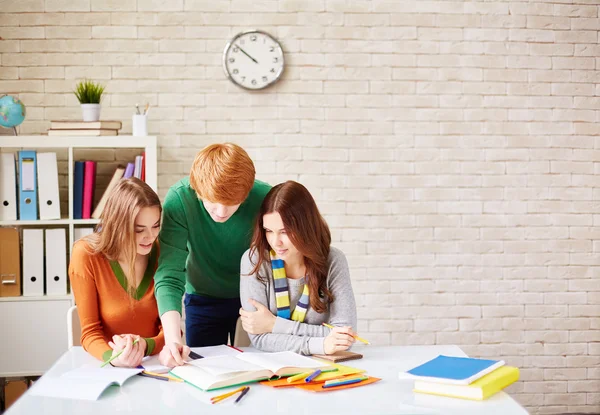 Studentów przygotowujących się do seminarium — Zdjęcie stockowe