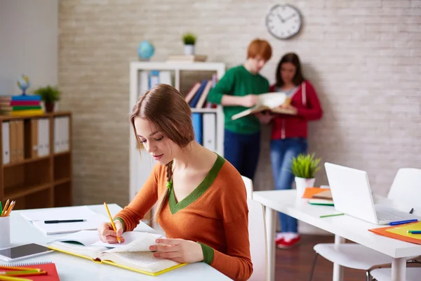 Studentów przygotowujących się do seminarium — Zdjęcie stockowe