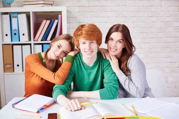 Grupp av vänliga studenter — Stockfoto