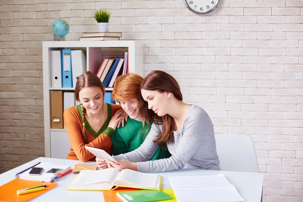 Studenter som studerar med pekplatta — Stockfoto