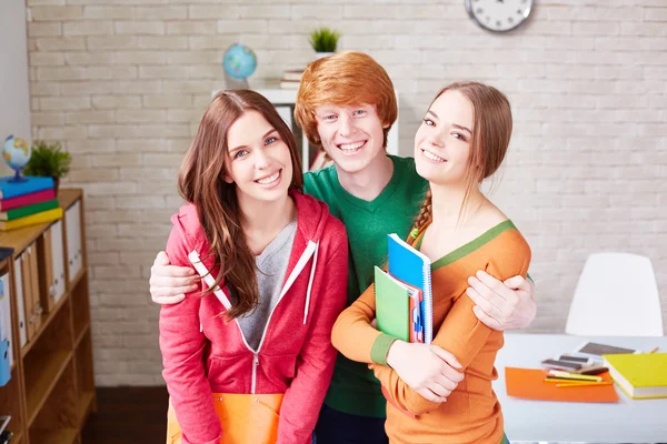 Estudiantes afectuosos en ropa casual — Foto de Stock