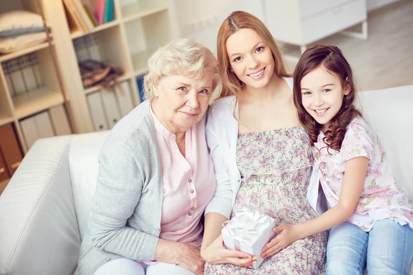 Flicka, hennes mor och mormor — Stockfoto