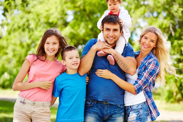 Glückliches Paar und Kinder — Stockfoto