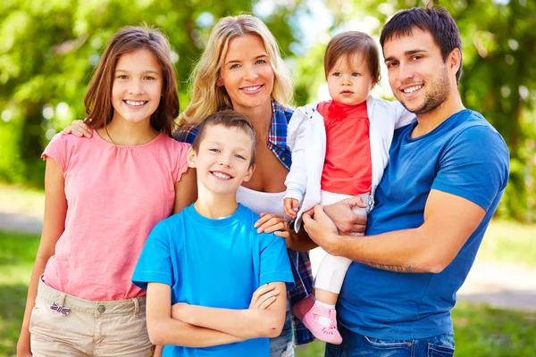 Glückliche Eltern und Kinder — Stockfoto