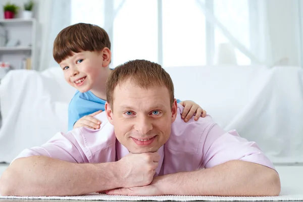 Relaxante homem e menino — Fotografia de Stock