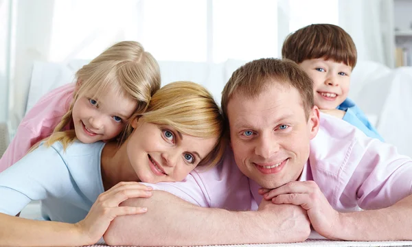 Família feliz relaxante — Fotografia de Stock