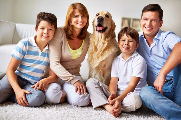 Familia con perro Labrador — Foto de Stock