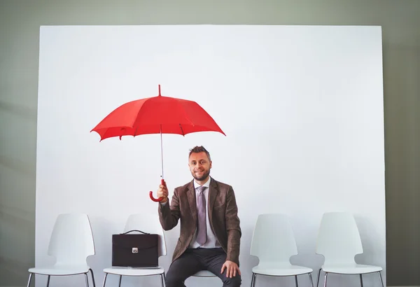 Зрелый бизнесмен под зонтиком — стоковое фото