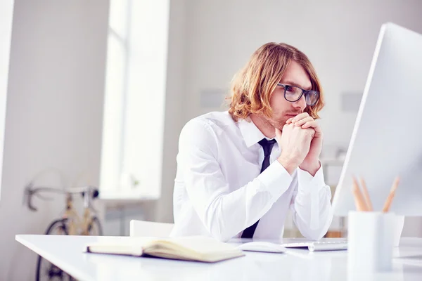 Zakenman in bril op het werk — Stockfoto