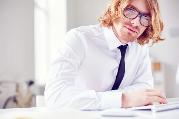 Joven hombre de negocios moderno — Foto de Stock