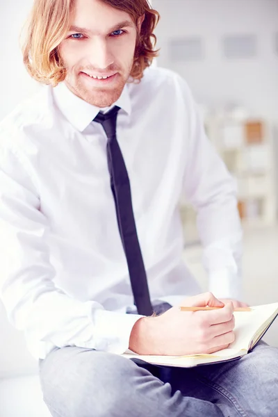 Homem de negócios feliz com bloco de notas — Fotografia de Stock