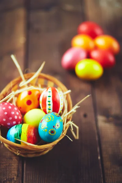 Huevos de Pascua en cesta — Foto de Stock