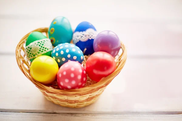 Cesta con huevos de Pascua coloridos —  Fotos de Stock