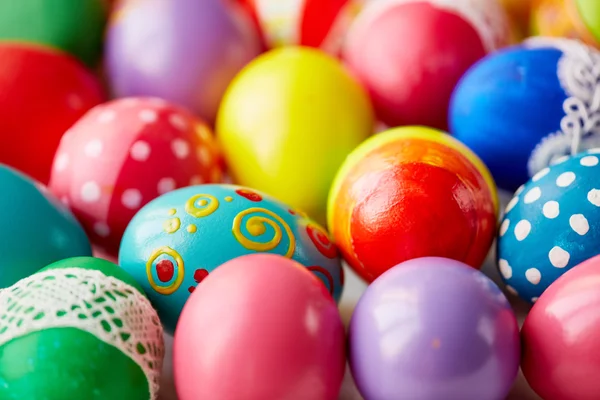 Kreativní barevné velikonoční vajíčka — Stock fotografie