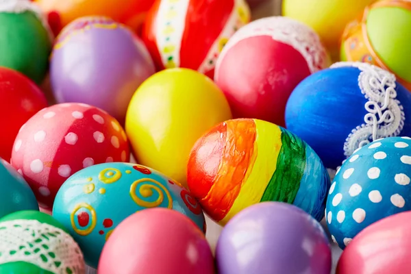 Uova di Pasqua colorate creative — Foto Stock