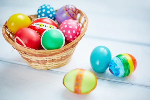 Cesta con huevos de Pascua coloridos — Foto de Stock