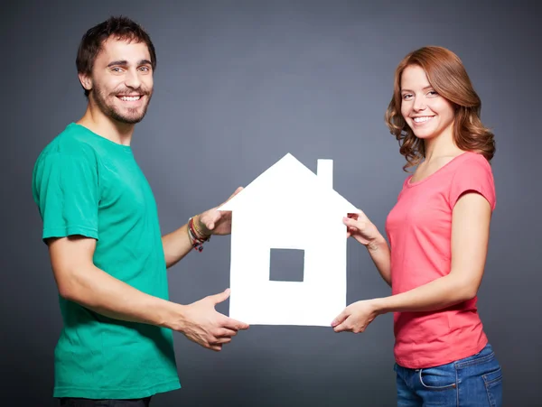 Pareja mostrando casa de papel — Foto de Stock