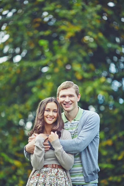 Casal romântico em ambiente natural — Fotografia de Stock