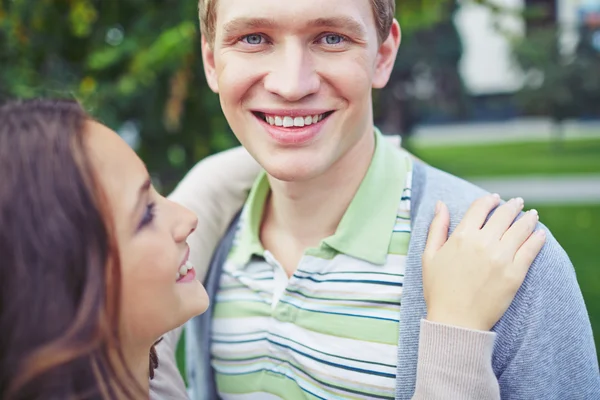 Junger Mann mit seiner Freundin — Stockfoto