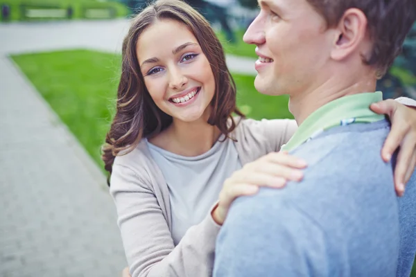 Fröhliche junge Frau — Stockfoto