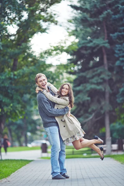 Guy and his girlfriend in park — Stock Photo, Image