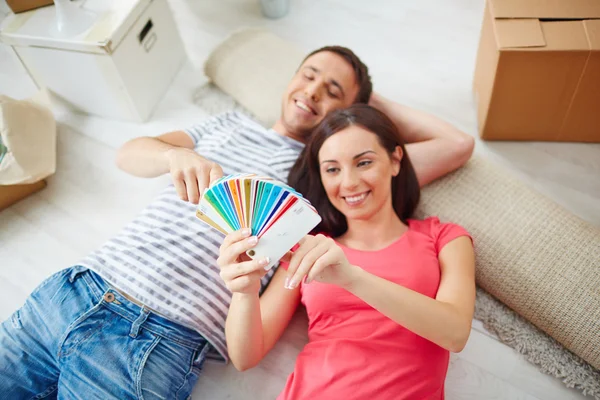 Mujer mostrando el color de la paleta — Foto de Stock