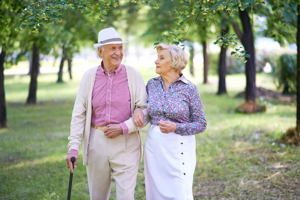 Elegant seniorer ta en promenad — Stockfoto