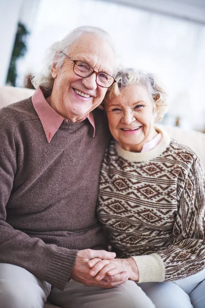 Casal idoso rindo — Fotografia de Stock