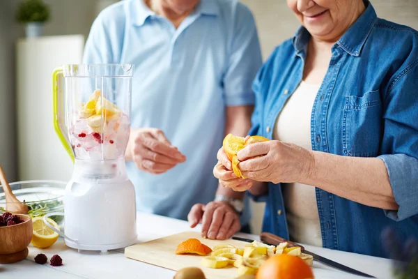 Seniors making smoothie — Stock Photo, Image