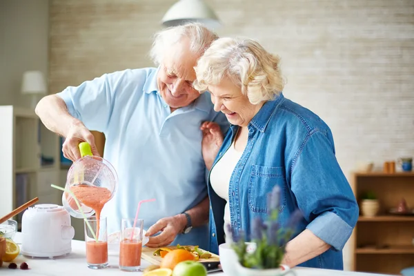 Senioren maken smoothie — Stockfoto
