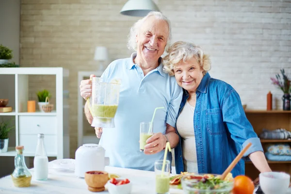 Portret van vrolijke senioren — Stockfoto