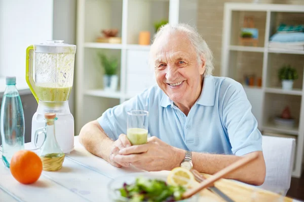 Uomo anziano sano — Foto Stock