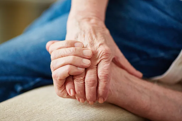 Mano dell'uomo anziano — Foto Stock