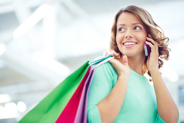 Mujer con bolsas de papel en el teléfono — Foto de Stock