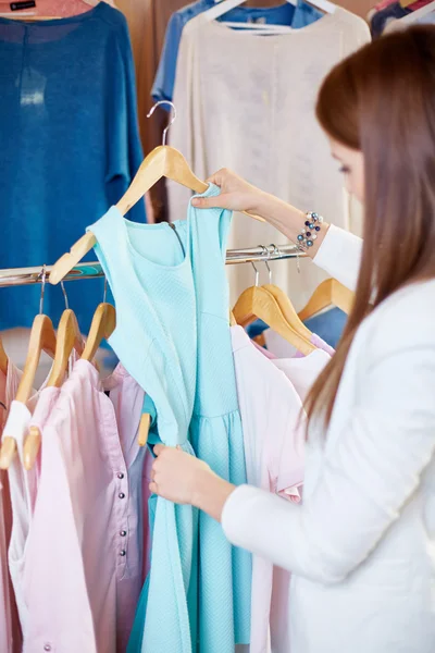 Vrouw winkelen in boetiek — Stockfoto