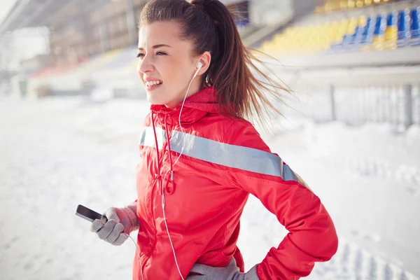 Flicka med iphone på stadium — Stockfoto