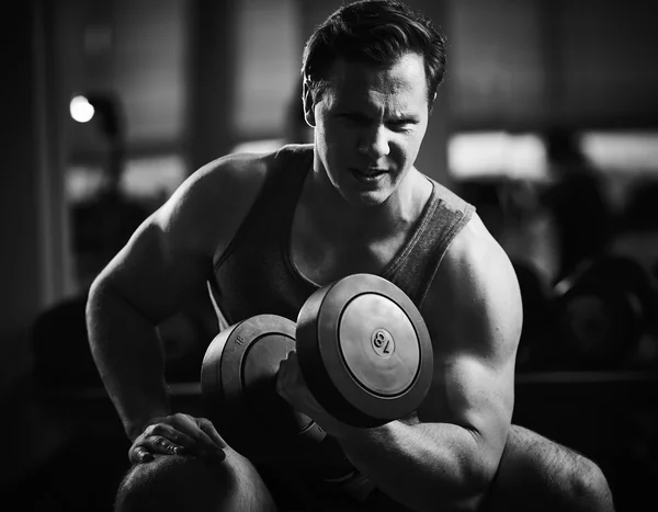 Jonge man met barbell — Stockfoto