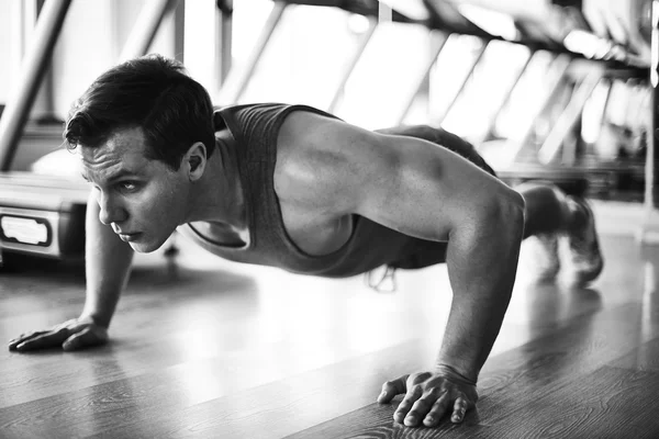 Homem fazendo exercícios físicos — Fotografia de Stock