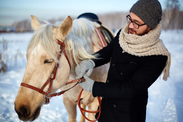 Jeune homme avec cheval — Photo