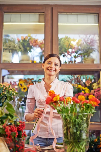 Florist arbetar med färska blommor — Stockfoto