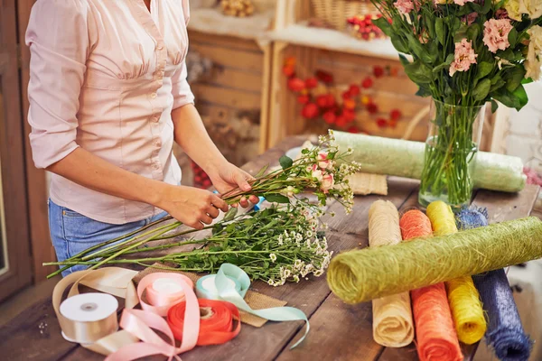 Giovane fiorista che lavora nel negozio di fiori — Foto Stock