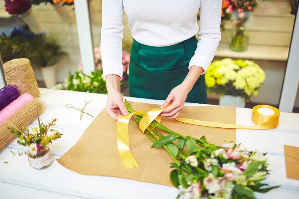 Floristería atando flores frescas — Foto de Stock