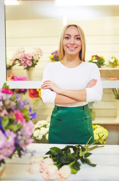 Säljaren av blommor på arbetsplatsen — Stockfoto