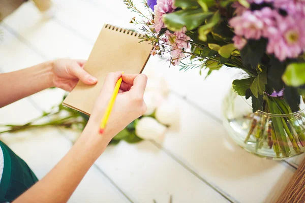 Kwiaciarnia ołówkiem, robiąc notatki — Zdjęcie stockowe