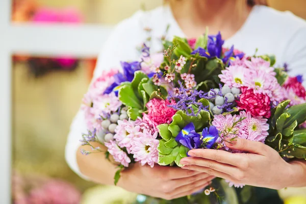 Fleuriste tenant bouquet de fleurs — Photo
